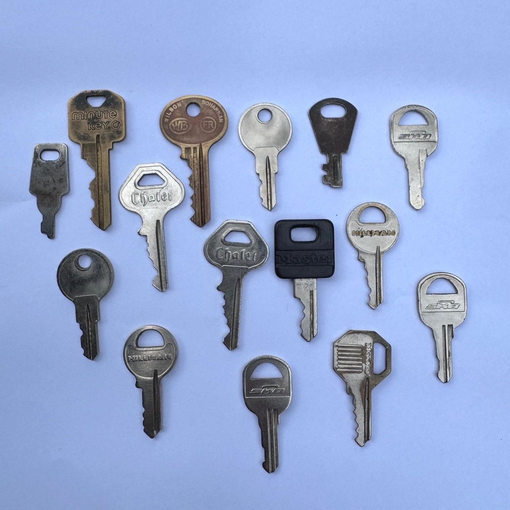 Vintage key lot of 15 as shown in photo - metal stamping junk journal charms